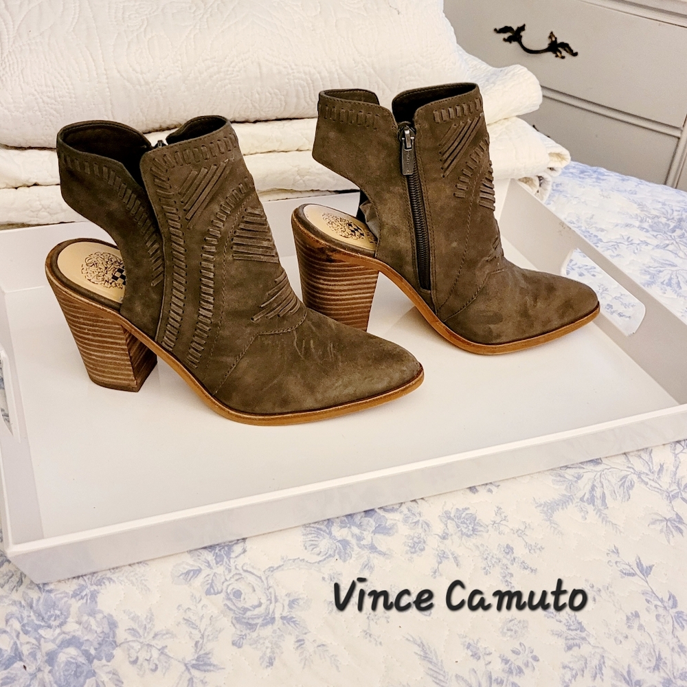 Vince Camuto suede booties olive Green size 8.5